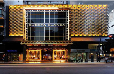 峨山门头设计与商业空间的纽带。